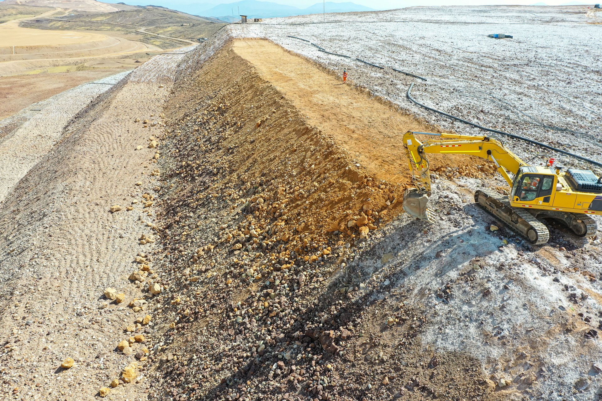 PROFILING PLATFORMS AND SLOPES WITH HEAVY MACHINERY ON LEACHING PADS AT MINE CLOSURES